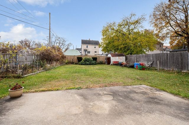 2 Light Ave, Lowell, MA 01851