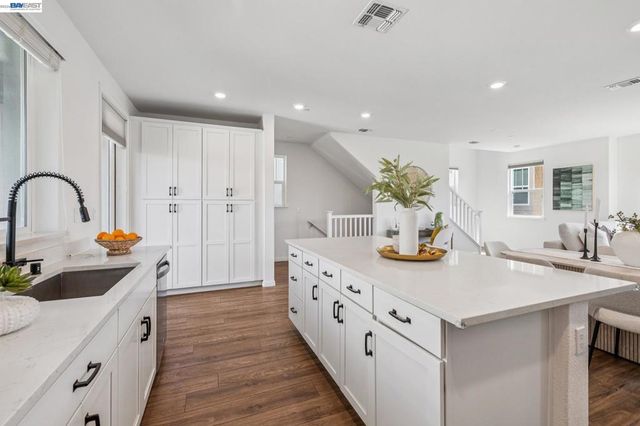 24170 24170 Amaranth Loop, Hayward, CA 94541