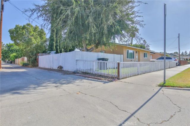 333-335,337 E La Veta, Orange, CA 92866