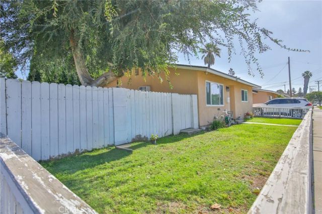 333-335,337 E La Veta, Orange, CA 92866