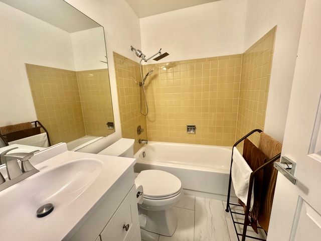 1460 Seven Pines Road 2A, Schaumburg, IL 60193