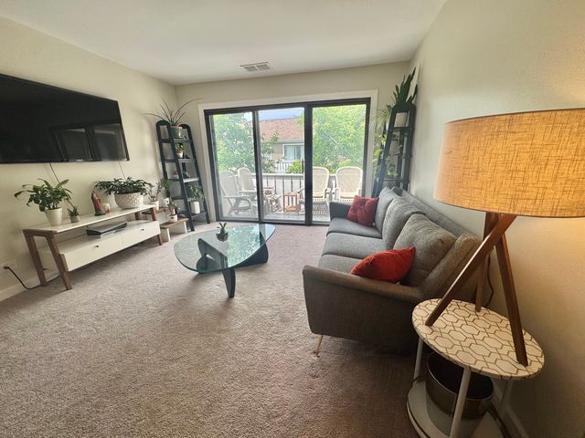 1460 Seven Pines Road 2A, Schaumburg, IL 60193
