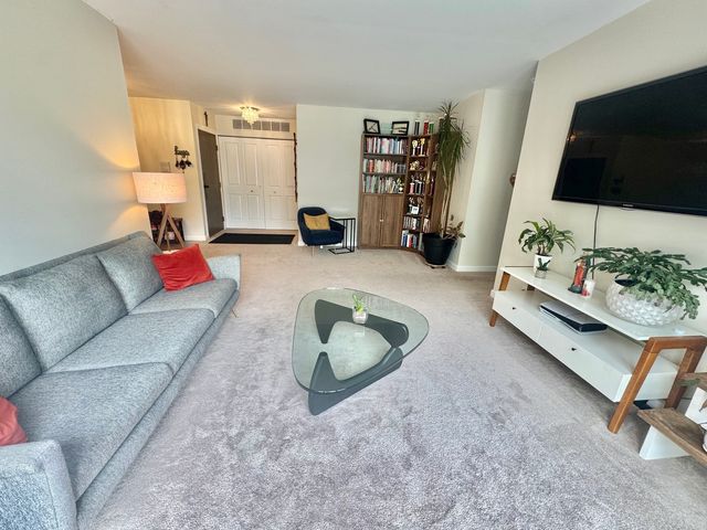 1460 Seven Pines Road 2A, Schaumburg, IL 60193