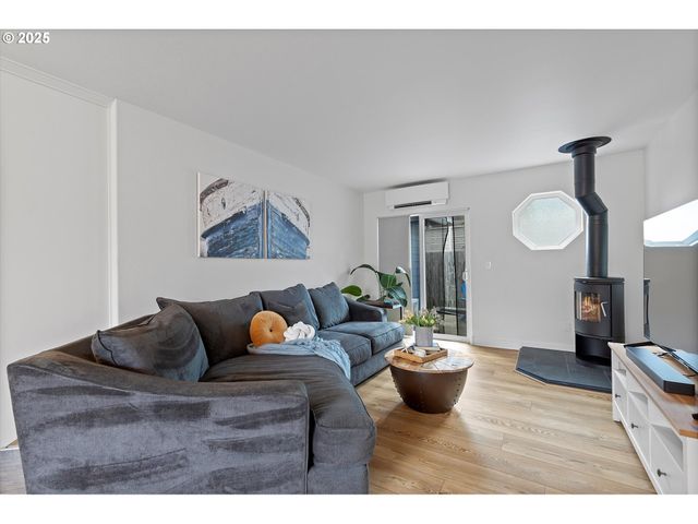 2709 Nw MAST Ave, Lincoln City, OR 97367