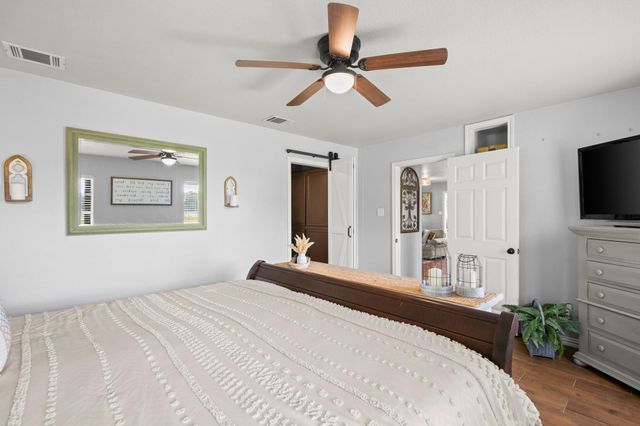 118 Deep Lake DR, Liberty Hill, TX 78642