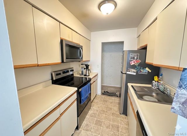 305 Towne House Village, Islandia, NY 11749