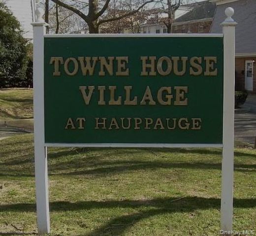 305 Towne House Village, Islandia, NY 11749