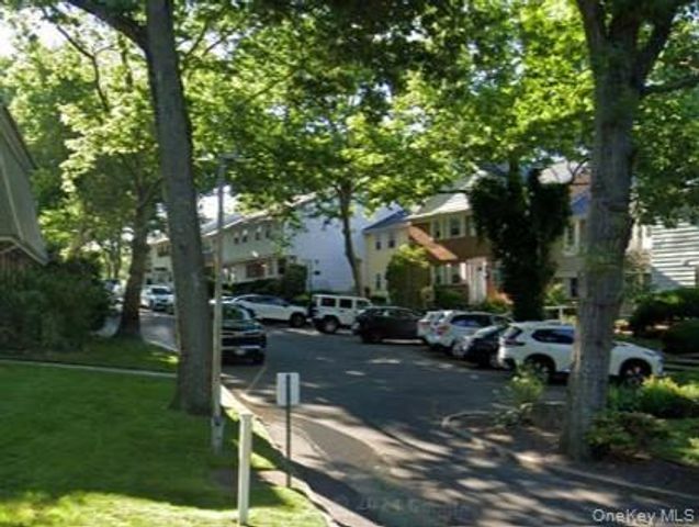 305 Towne House Village, Islandia, NY 11749