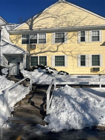 305 Towne House Village, Islandia, NY 11749