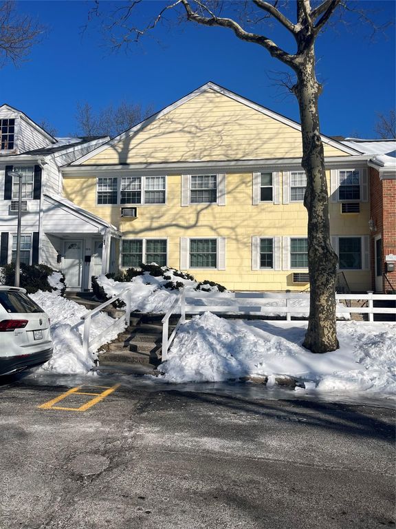 305 Towne House Village, Islandia, NY 11749