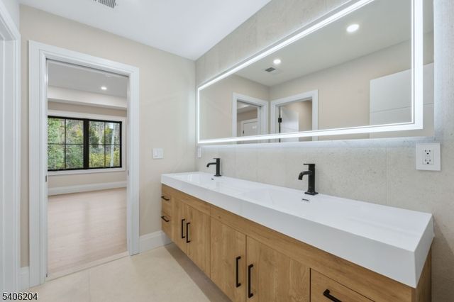 121 Engle St, Cresskill Boro, NJ 07626
