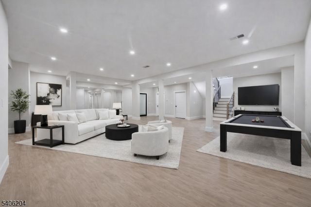 121 Engle St, Cresskill Boro, NJ 07626