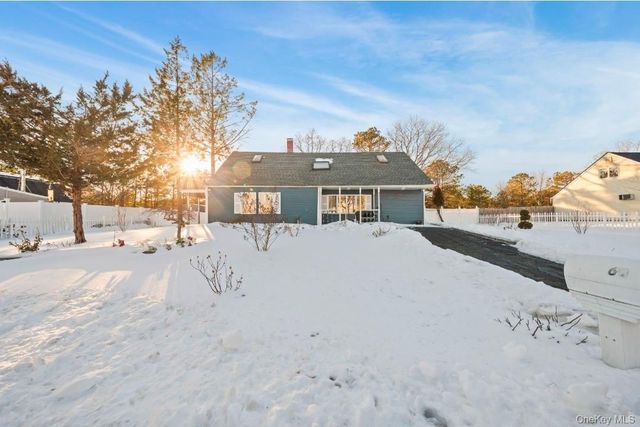 68 S Village Drive, Bellport, NY 11713