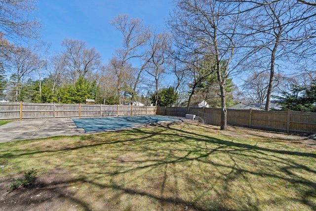 75 Erica Dr, Stoughton, MA 02072