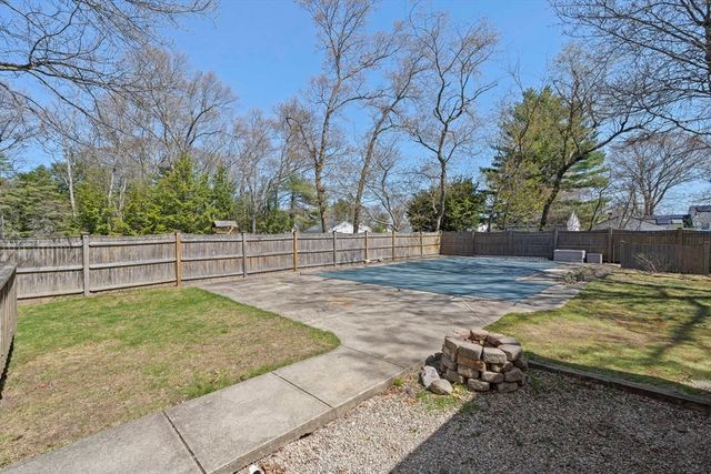 75 Erica Dr, Stoughton, MA 02072
