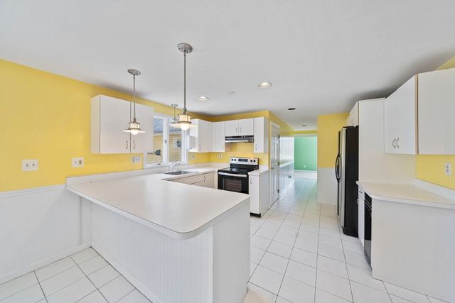 75 Erica Dr, Stoughton, MA 02072