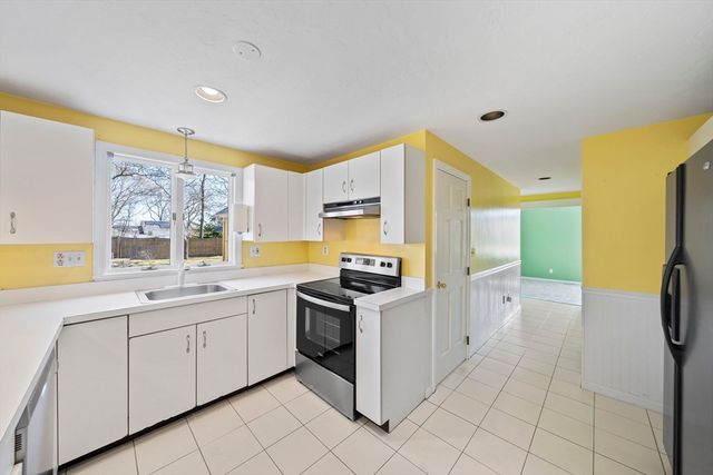 75 Erica Dr, Stoughton, MA 02072
