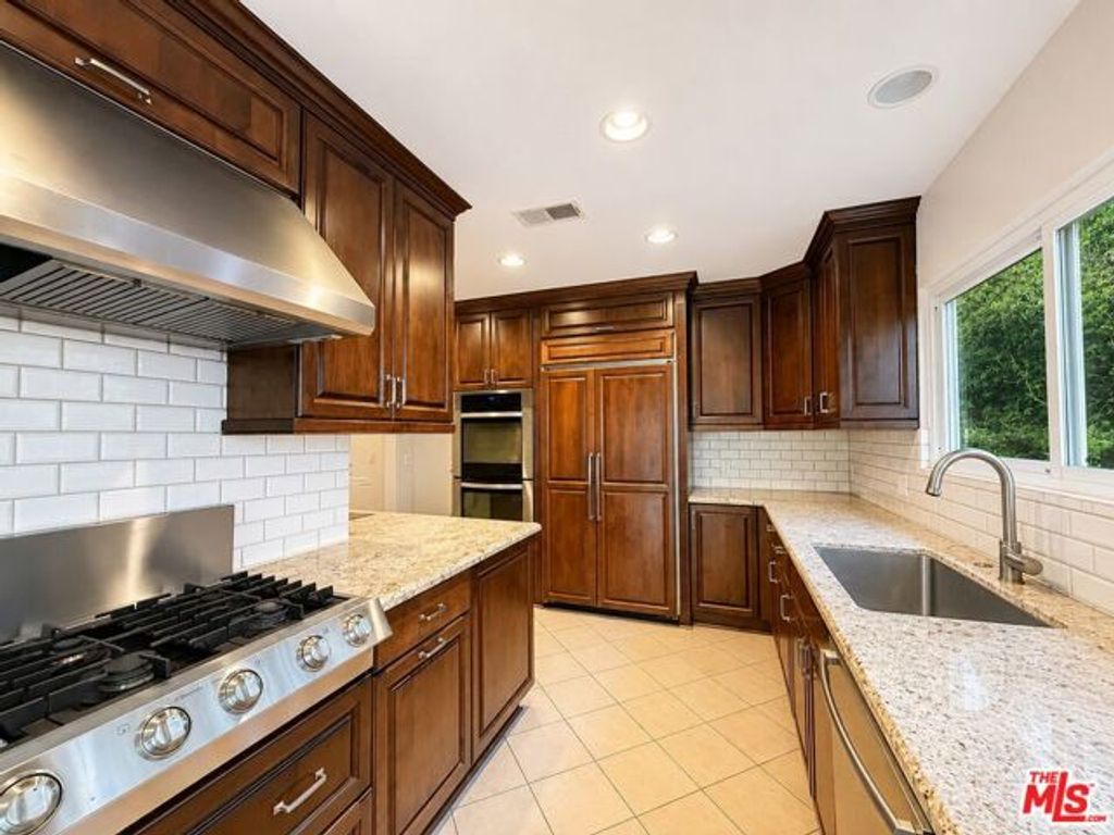 2200 S Canfield Avenue, Los Angeles, CA 90034