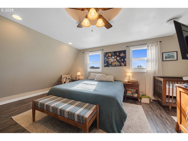 2410 3RD St, Tillamook, OR 97141
