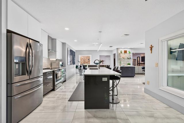 2392 LANDINGS CIRCLE, Bradenton, FL 34209