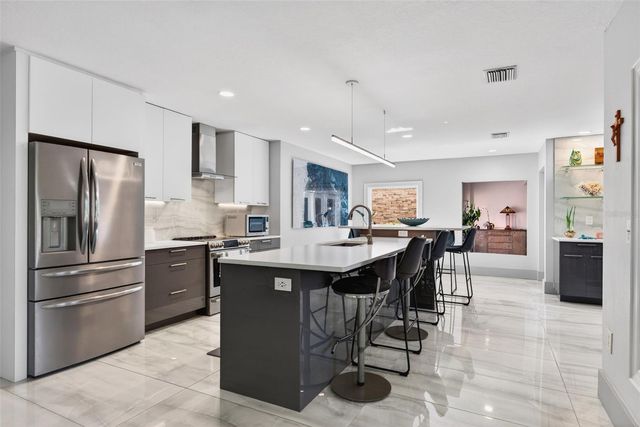 2392 LANDINGS CIRCLE, Bradenton, FL 34209