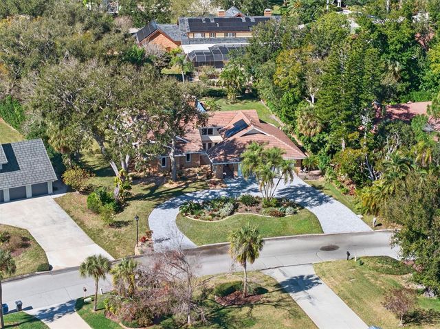 2392 LANDINGS CIRCLE, Bradenton, FL 34209