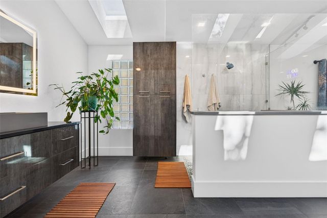 2392 LANDINGS CIRCLE, Bradenton, FL 34209