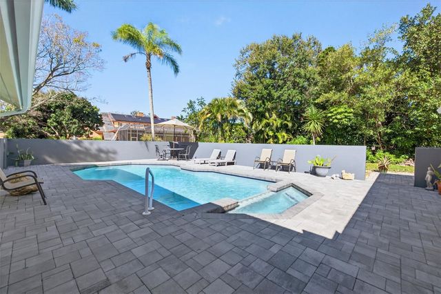 2392 LANDINGS CIRCLE, Bradenton, FL 34209