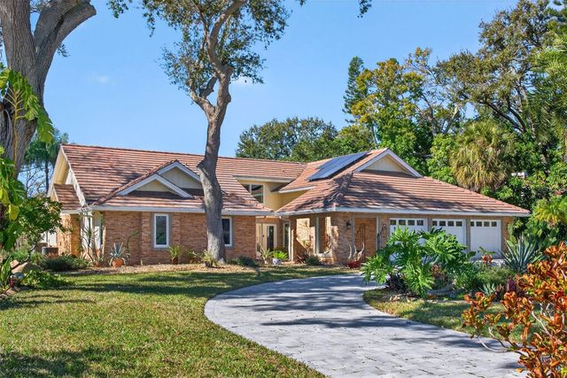 2392 LANDINGS CIRCLE, Bradenton, FL 34209