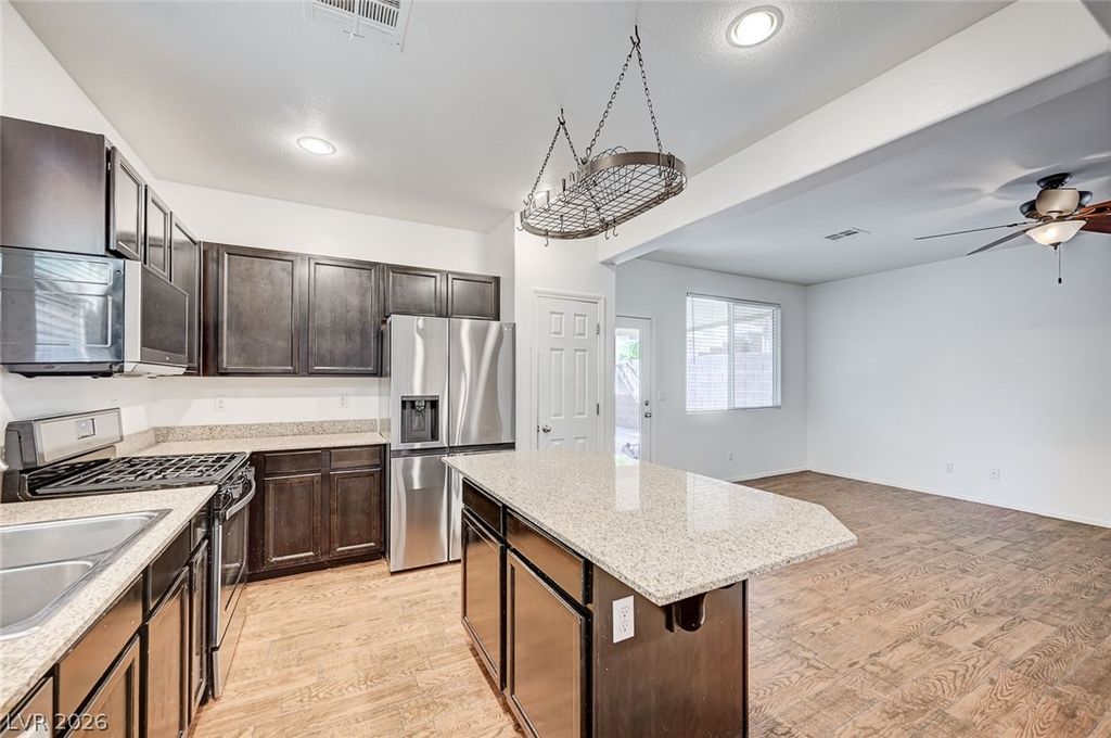 Image 4 of property listing at 10837 Hunters Green Avenue, Las Vegas, NV 89166