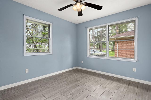 3702 Bayou Circle, Dickinson, TX 77539