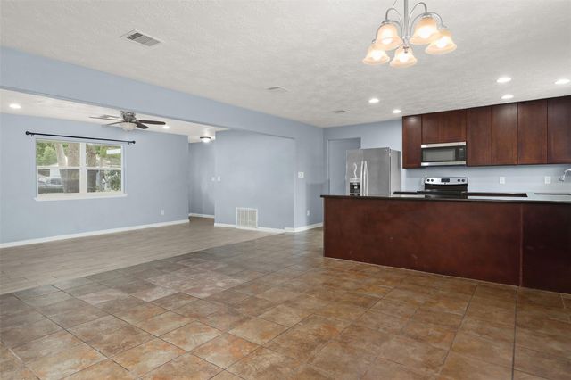 3702 Bayou Circle, Dickinson, TX 77539