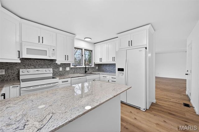 510 Charoak Drive, Ballwin, MO 63021