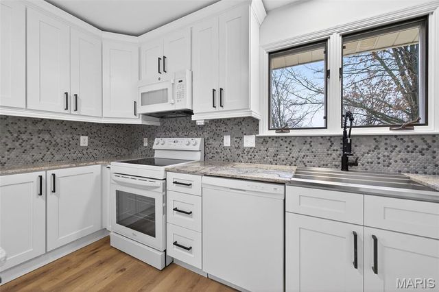 510 Charoak Drive, Ballwin, MO 63021