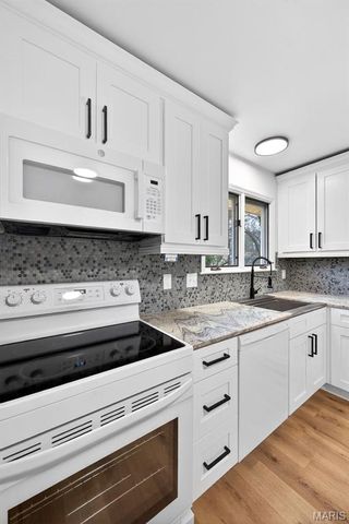 510 Charoak Drive, Ballwin, MO 63021