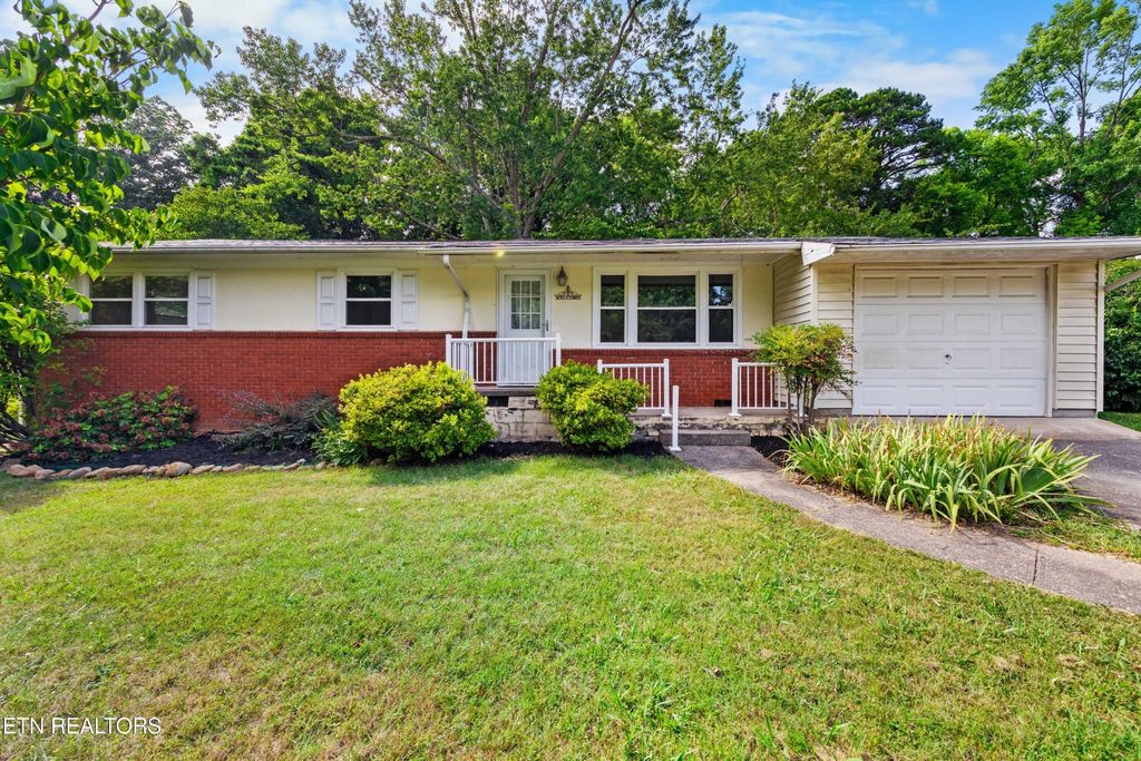 2001 Nandina Drive, Knoxville, TN 37912