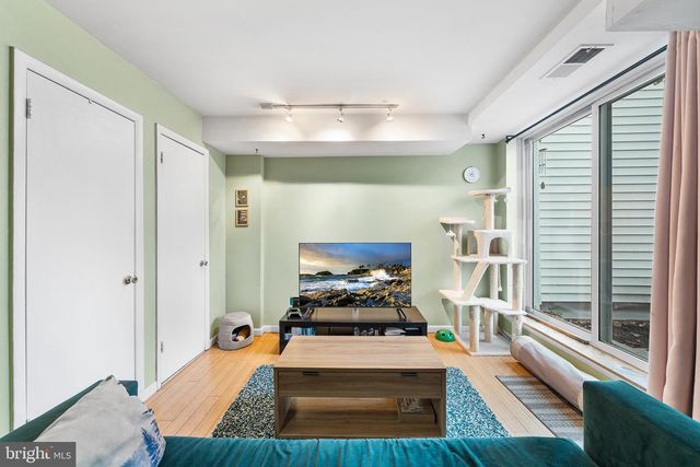 1023 S 6TH ST, Philadelphia, PA 19147