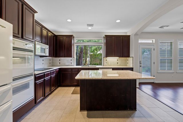 2 Muirfield Greens LN, Lakeway, TX 78738