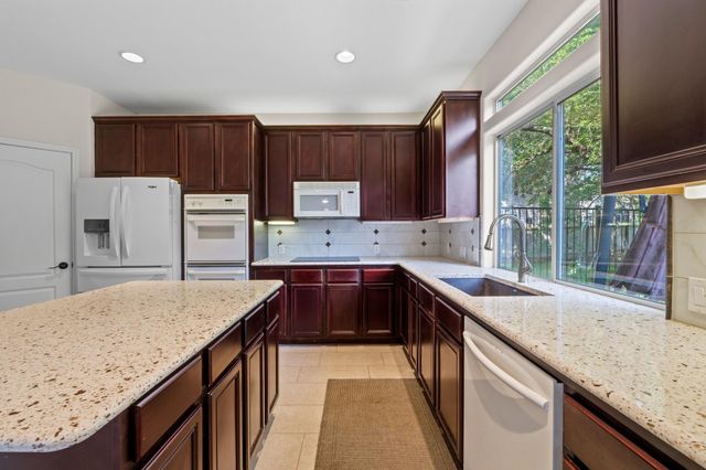 2 Muirfield Greens LN, Lakeway, TX 78738