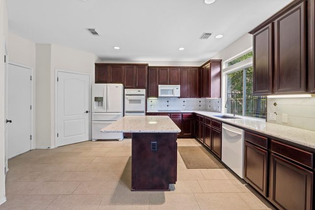 2 Muirfield Greens LN, Lakeway, TX 78738