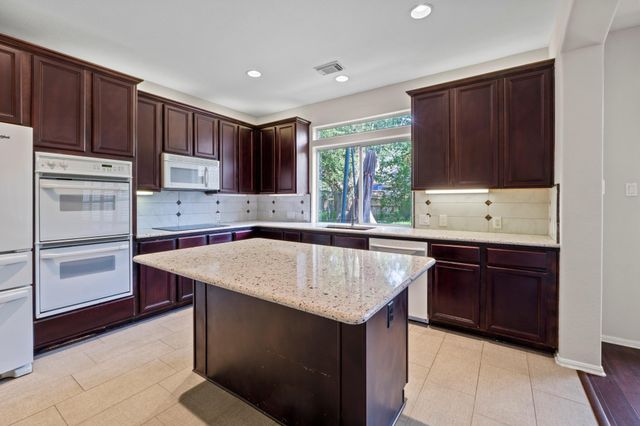2 Muirfield Greens LN, Lakeway, TX 78738