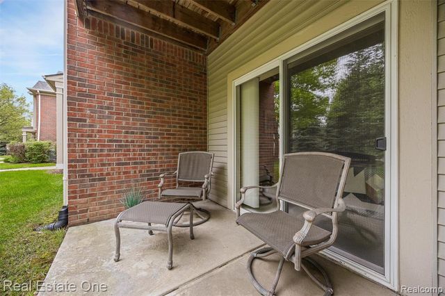 4104 Chesapeake Circle, Walled Lake, MI 48390