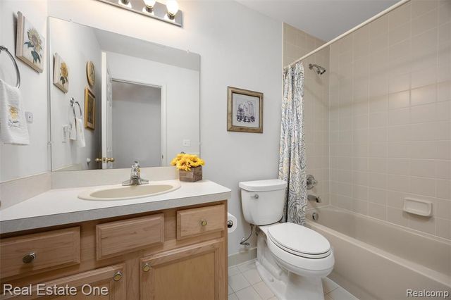 4104 Chesapeake Circle, Walled Lake, MI 48390