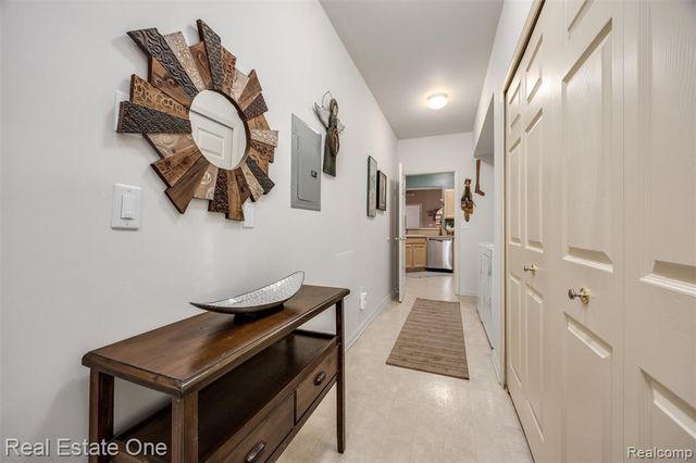4104 Chesapeake Circle, Walled Lake, MI 48390