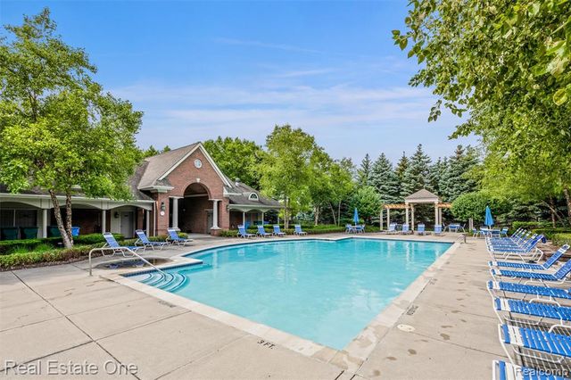 4104 Chesapeake Circle, Walled Lake, MI 48390