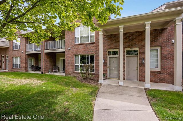 4104 Chesapeake Circle, Walled Lake, MI 48390