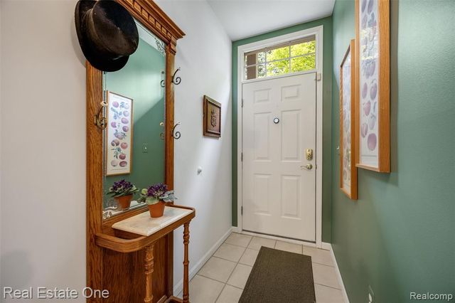4104 Chesapeake Circle, Walled Lake, MI 48390