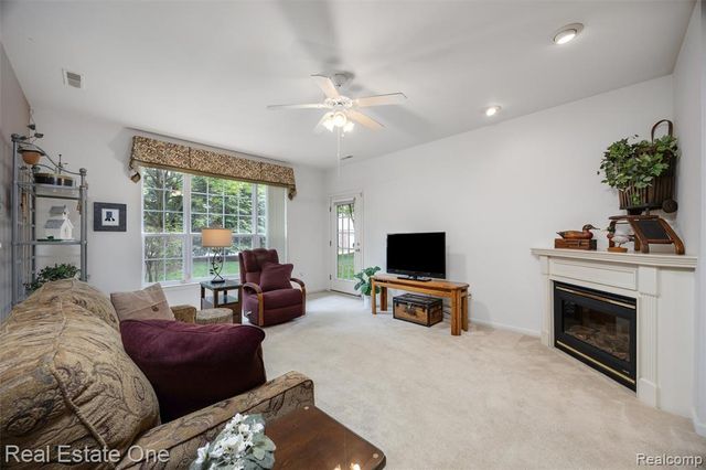 4104 Chesapeake Circle, Walled Lake, MI 48390