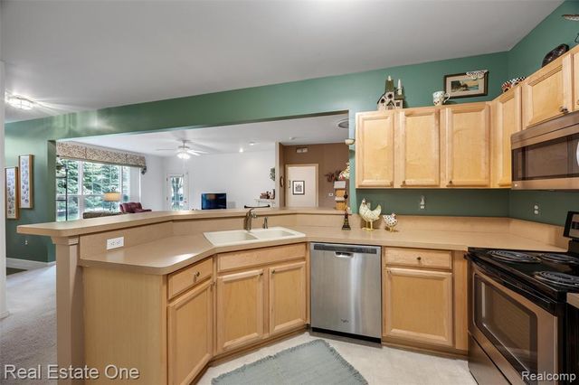 4104 Chesapeake Circle, Walled Lake, MI 48390