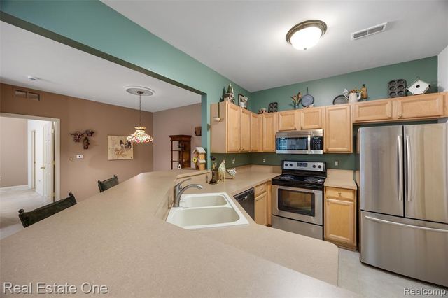 4104 Chesapeake Circle, Walled Lake, MI 48390